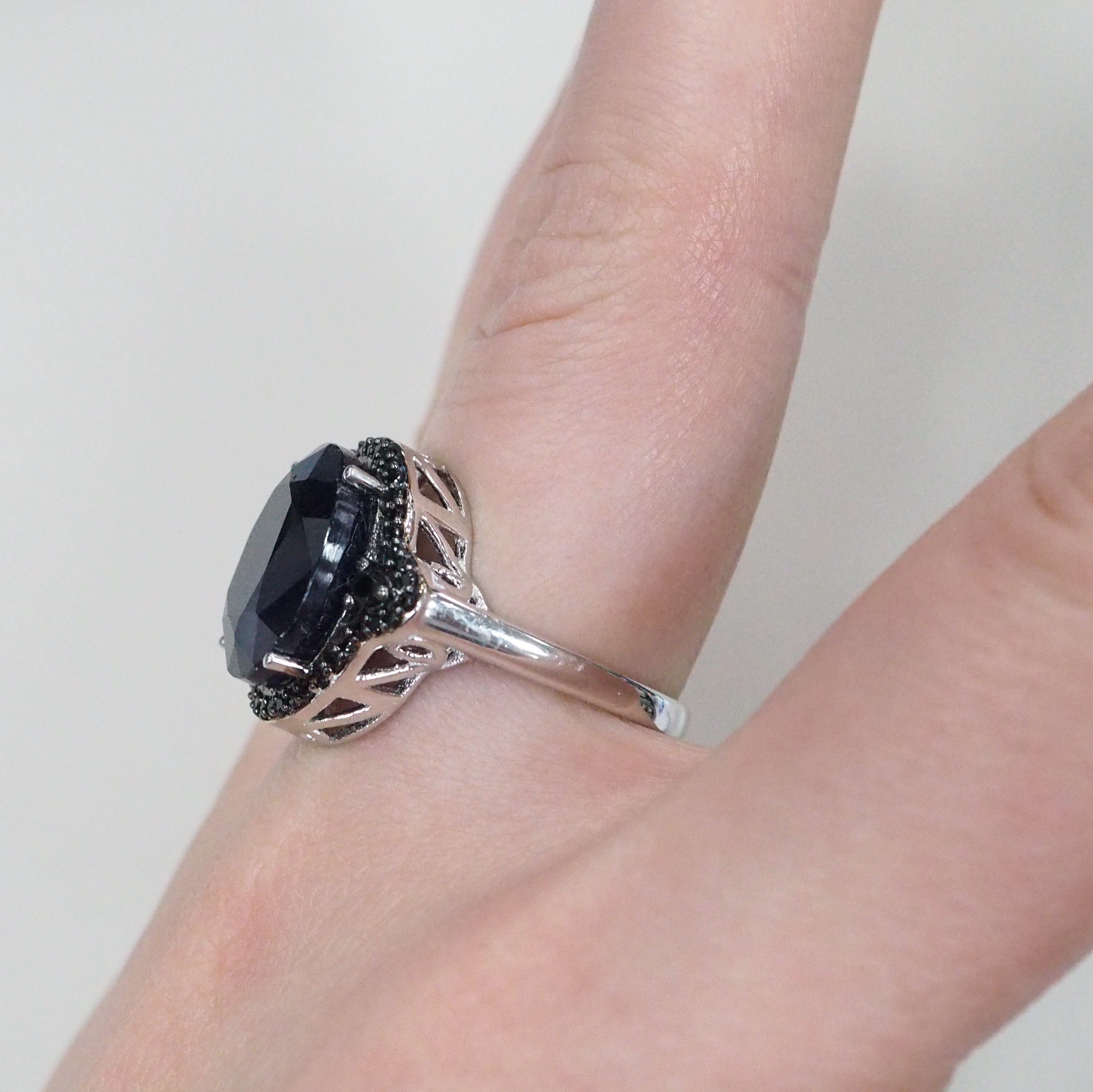 Серебряное кольцо с сапфиром